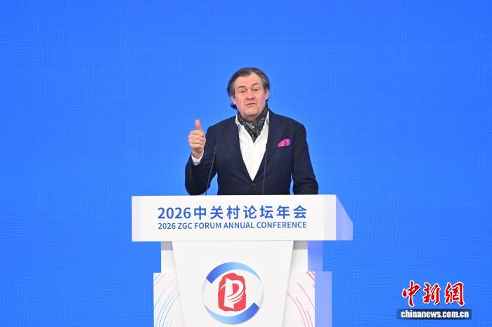 3月25日，2026中关村论坛年会在北京开幕。本届论坛年会主题为“科技创新与产业创新深度融合”，设置论坛会议、成果发布、技术交易、前沿大赛、配套活动五大板块，共百余场活动。图为瑞士工程院院长、中国工程院外籍院士贝努瓦·杜比致辞。 中新社记者 赵文宇 摄